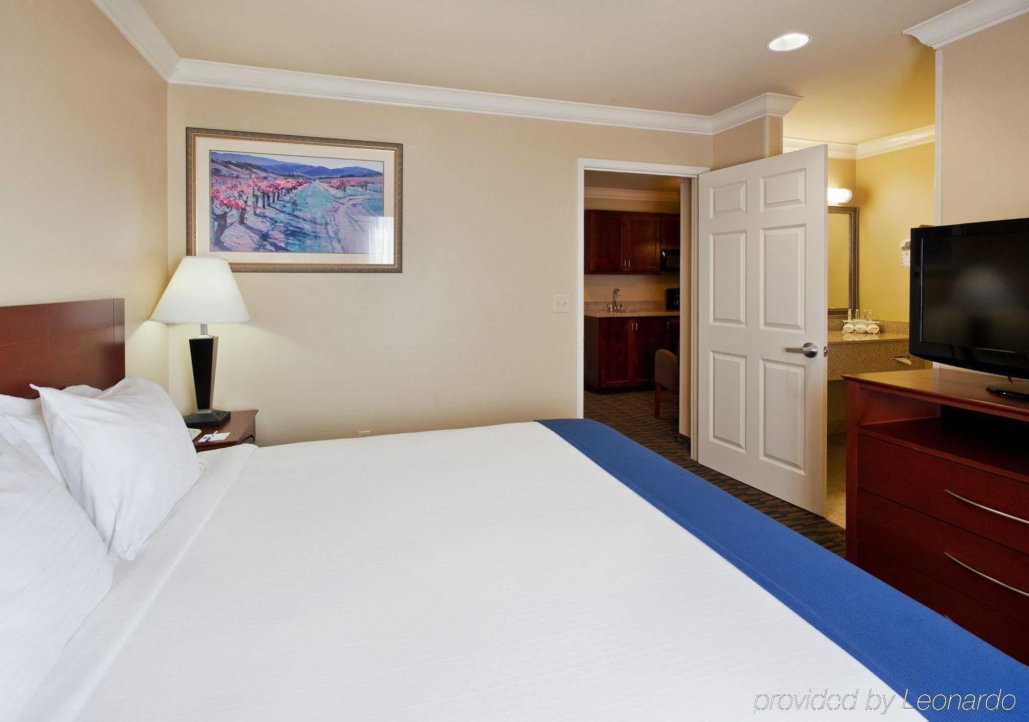 Holiday Inn Express & Suites Watsonville By Ihg Стая снимка